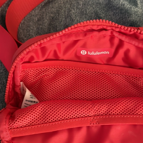 Lululemon Everywhere Belt Bag in Pale Raspberry - Picture 4 of 5